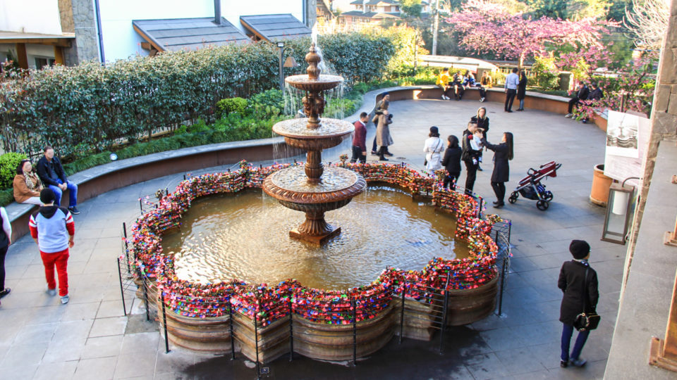 É impossível fazer um roteiro romântico por Gramado e não passar pela charmosa Fonte do Amor Eterno.