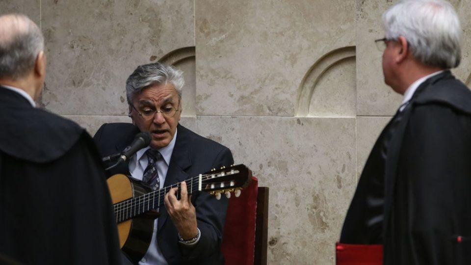 Atos antidemocráticos: PF faz operação de busca e apreensão na casa do cantor Caetano Veloso* E se em vez do cantor Sergio Reis o alvo da busca e apreensão "para combater atos antidemocráticos" fosse Caetano Veloso?