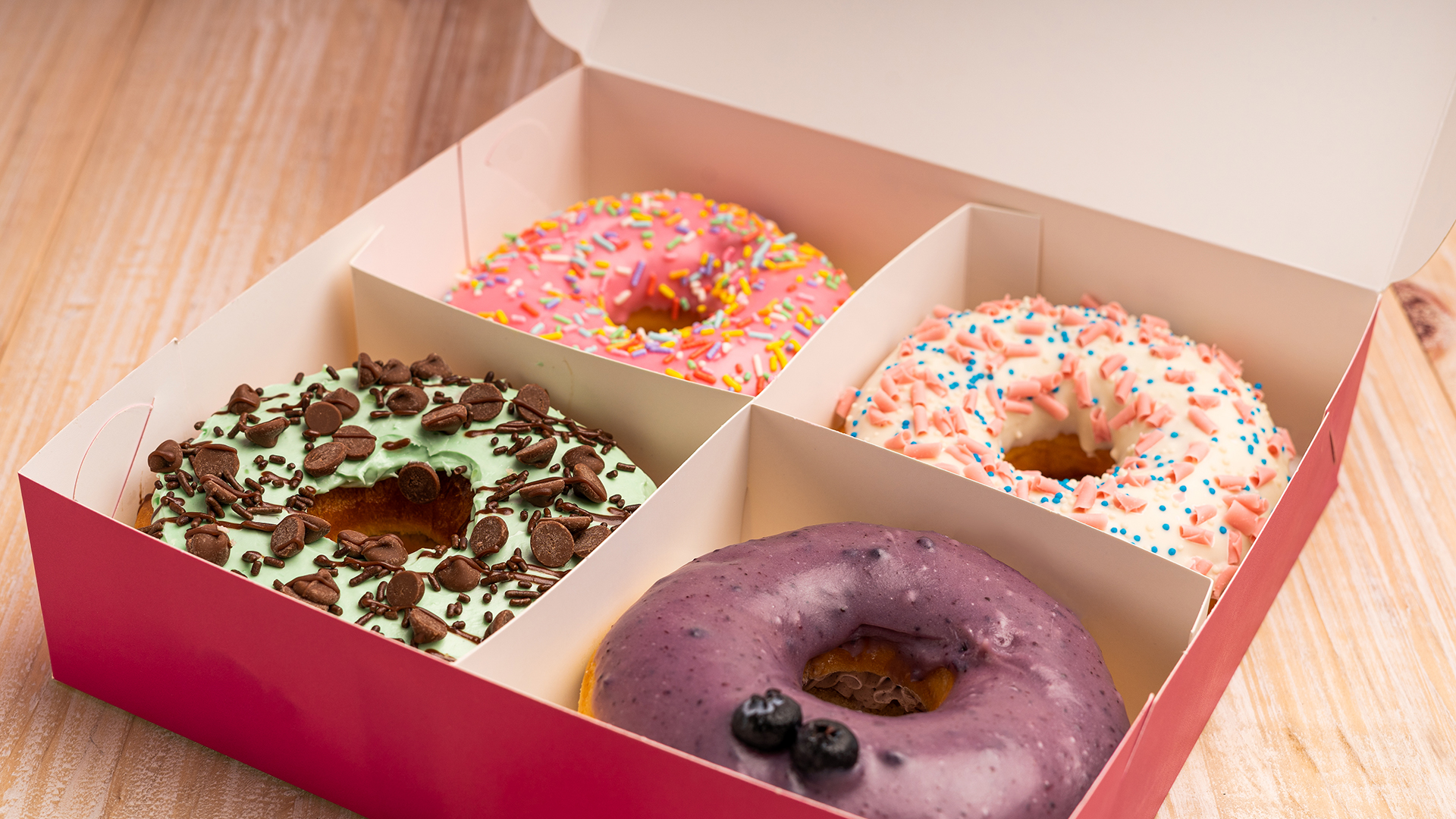 Fresquinhos, donuts da Dóffee estão disponíveis em versões salgadas, doces e recheadas.