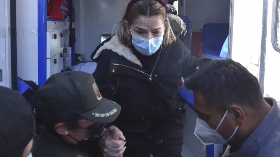 Governo Bolsonaro está correto a respeito da Bolívia, mas falta credibilidade A ex-presidente interina da Bolívia Jeanine Áñez é assistida por policiais ao voltar para a cadeia após ser atendida em um hospital