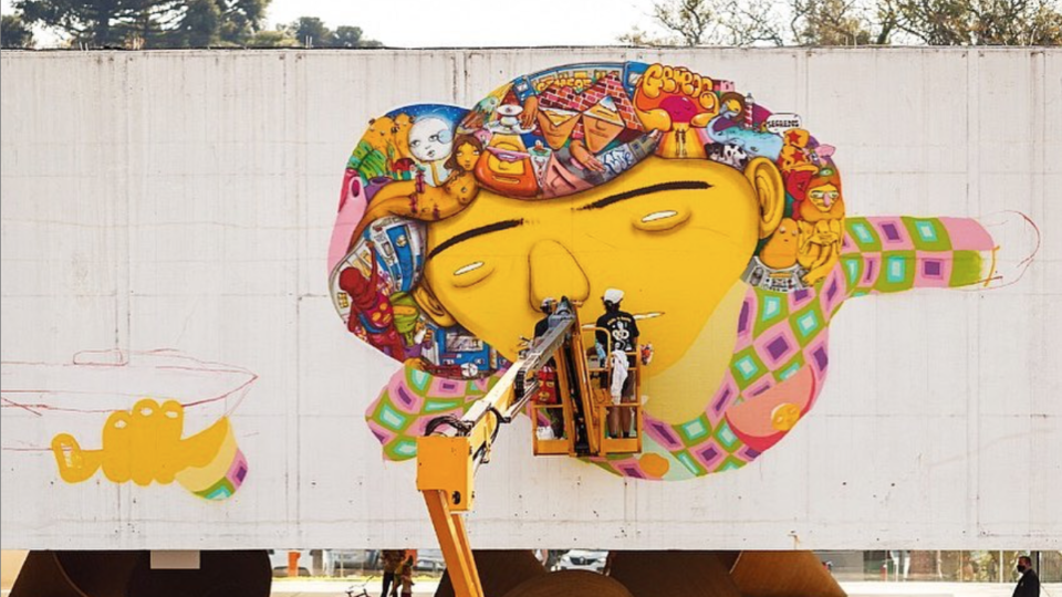 OSGEMEOS fazem intervenção artística na fachada do MON em tempo real durante esta semana OSGEMEOS