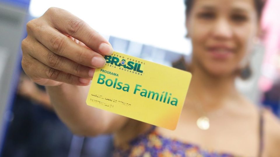 Méritos e defeitos dos programas de ajuda Méritos e defeitos dos programas de ajuda