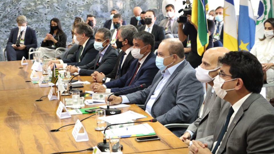 Tensão e Constituição Reunião de governadores discutiu crise entre poderes.
