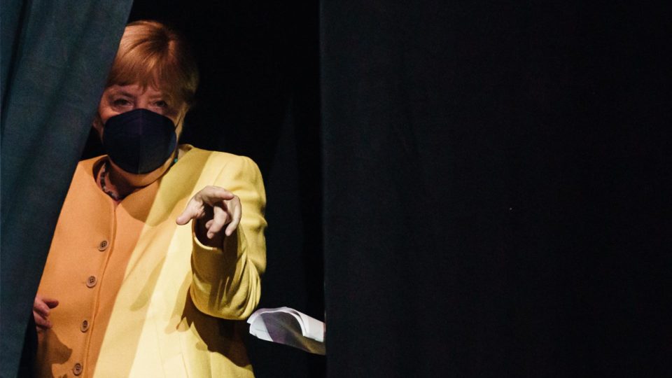 Como está o cenário faltando um mês para as eleições federais alemãs? A chanceler alemã Angela Merkel aparece antes de um comício da União Democrata-Cristã (CDU) e da União Social-Cristã (CSU) em Berlim, Alemanha, 21 de agosto. O país elegerá um novo parlamento em 26 de setembro