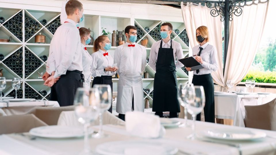 Entidades de restaurantes divergem sobre demissão por justa causa de recusa da vacina Emprego restaurantes