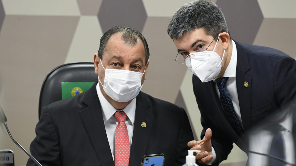 CPI da Covid pede providências ao MP no Rio e indiciamento de Carlos Bolsonaro Presidente da CPI, Omar Aziz, e o vice, Randolfe Rodrigues