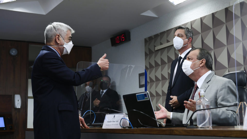 Senadores discutem antes da reunião da CPI