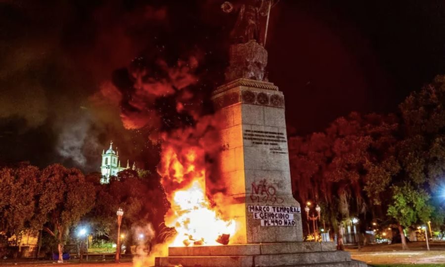 Estátua de Pedro Álvares Cabral é incendiada no Rio de Janeiro