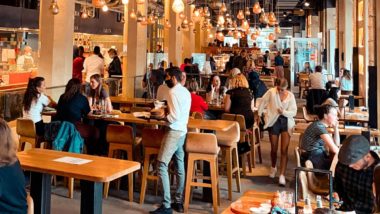 Restaurante pessoas em pé