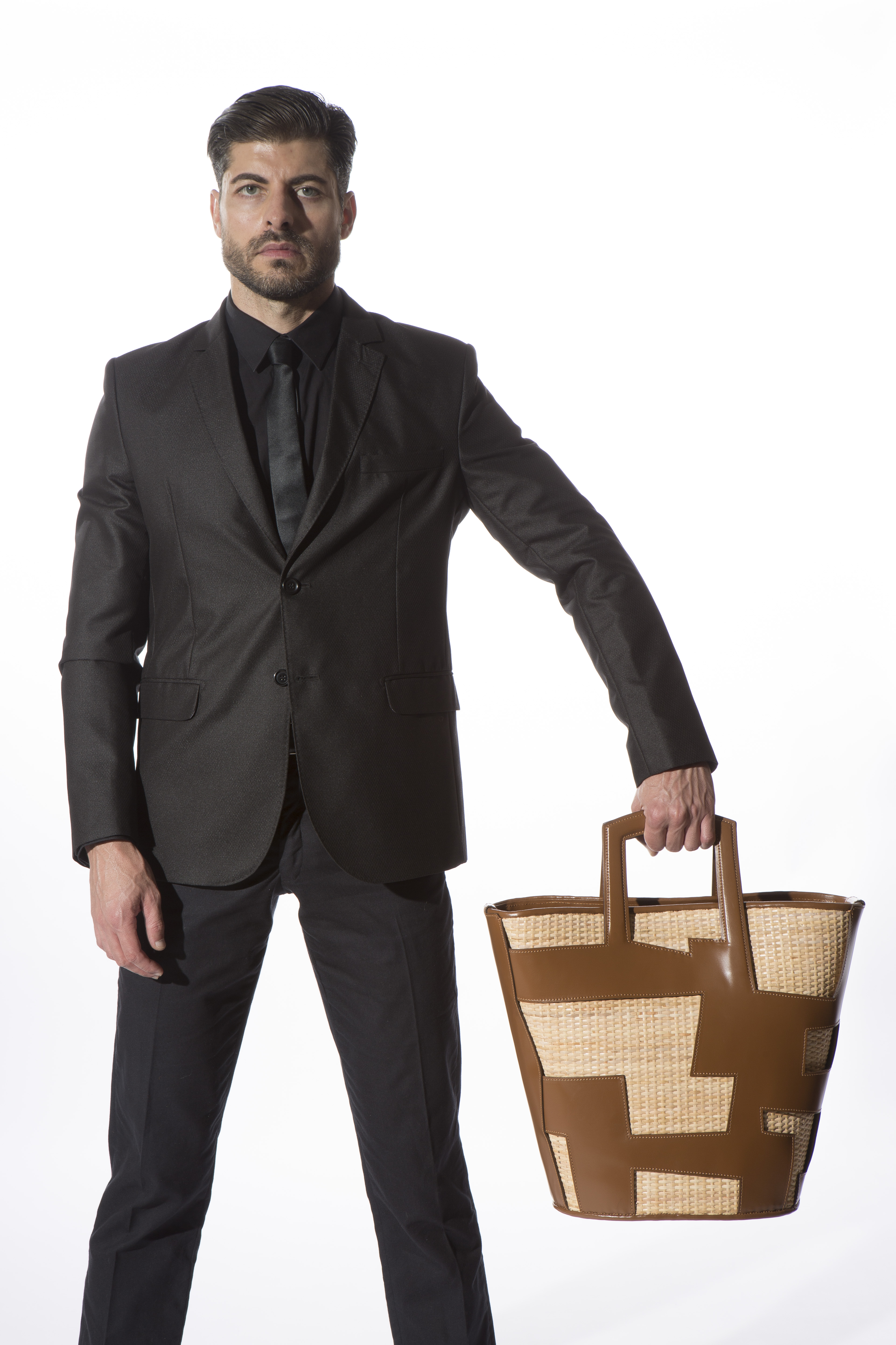 Bolsa Raízes é assinada por Fernando e Humberto Campana. Bolsa Raízes é assinada por Fernando e Humberto Campana.
