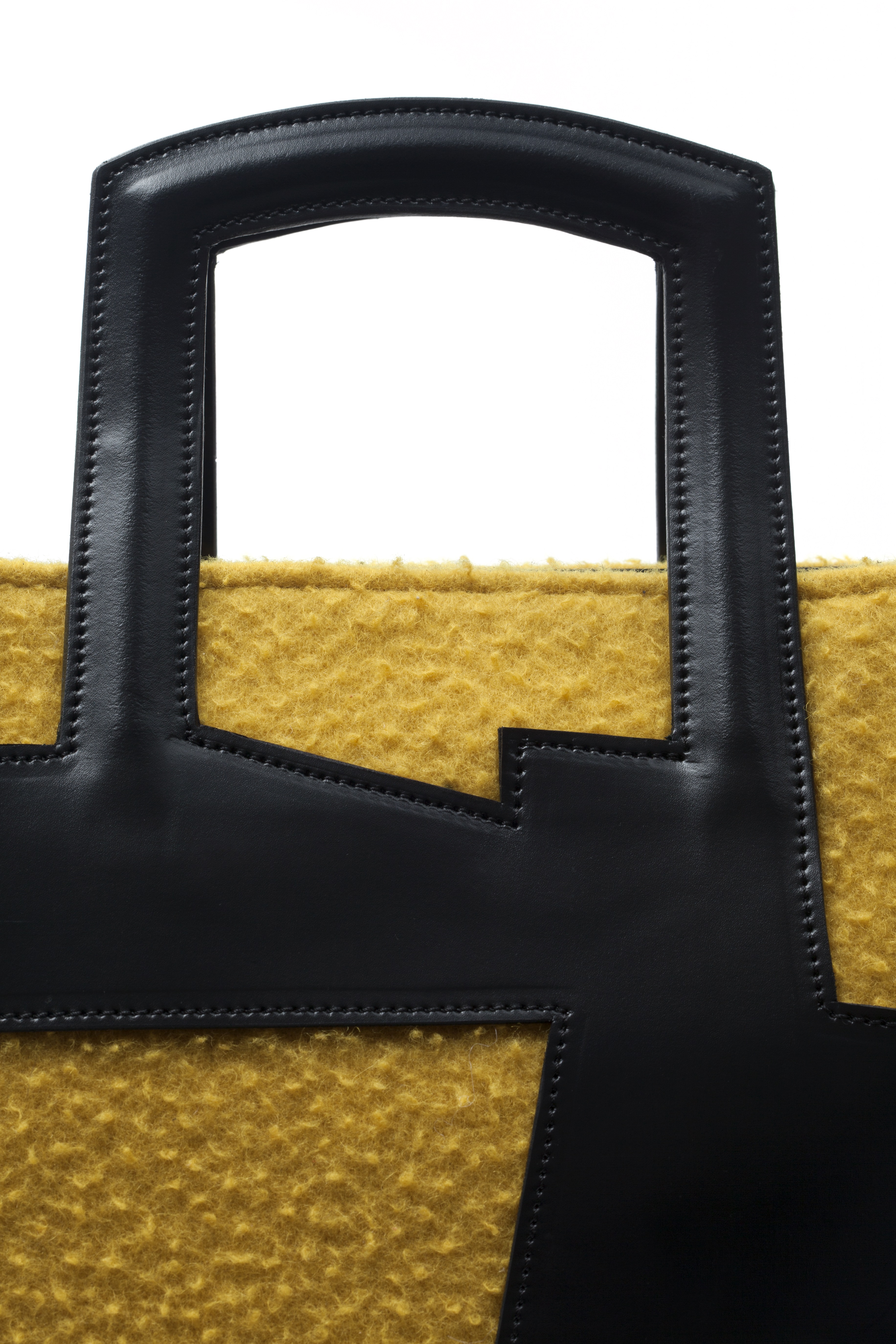 Detalhe do acabamento e da costura da bolsa Raízes, feita completamente à mão. Detalhe do acabamento e da costura da bolsa Raízes, feita completamente à mão.