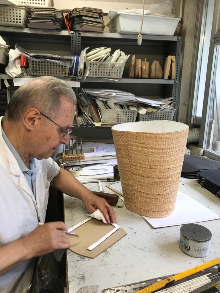 O renomado artesão italiano Giuliano Girali, em Parma, durante confecção das bolsas. O renomado artesão italiano Giuliano Girali, em Parma, durante confecção das bolsas.