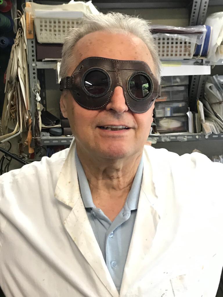 O artesão italiano Giuliano Girali já atuou na produção de bolsas para diversas marcas internacionais. O artesão italiano Giuliano Girali já atuou na produção de bolsas para diversas marcas internacionais.