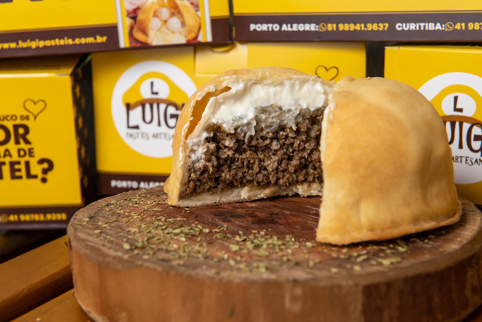 O Pastel de Guisa vem com carne moída, cebola caramelizada e cream cheese .