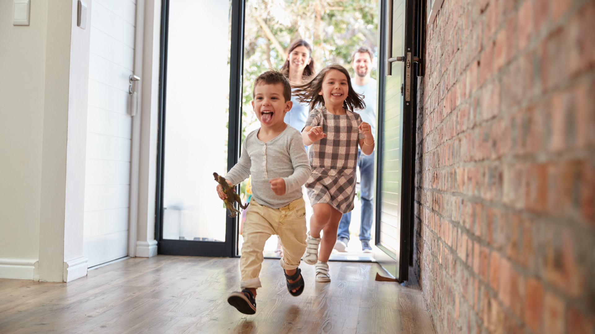 Não existe porta certa ou errada por si só. A escolha vai depender das necessidades de cada família ou imóvel.