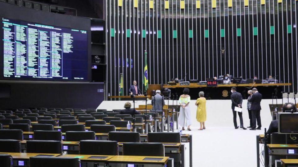 Deputados aprovam texto-base do projeto que enfraquece a Lei de Improbidade Plenário da Câmara dos Deputados.