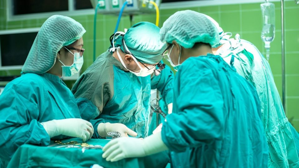 Valorizemos as coisas boas do SUS e aprendamos com os EUA Hospital cirurgia