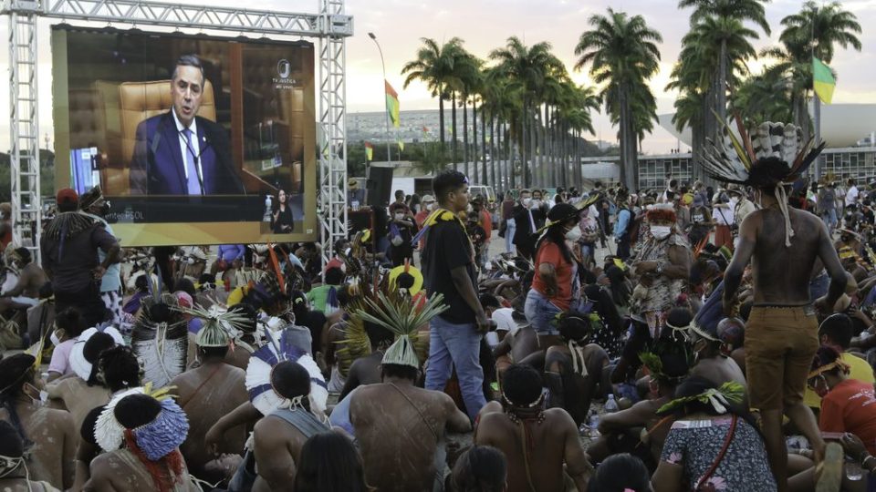 Indígenas de várias etnias assistem do acampamento julgamento no STF que pode definir marco temporal
