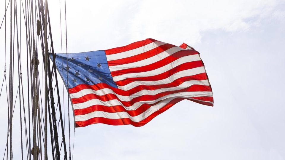 Modernização e centralização como gênese do totalitarismo: leia Tocqueville Bandeira americana representando as 13 colônias