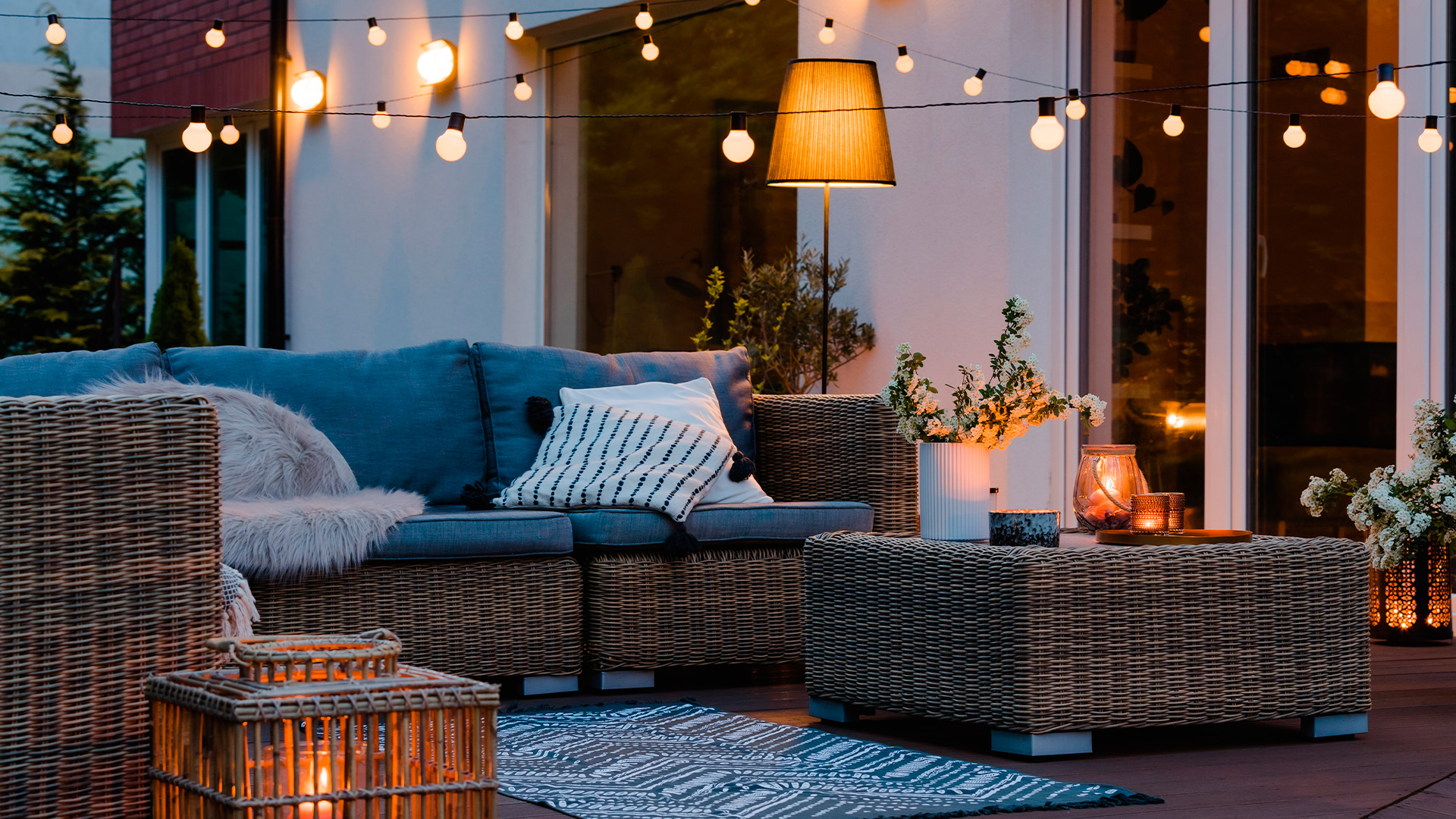 Itens como luminárias, baús e tapetes podem ser soluções simples para renovar a aparência de qualquer área externa