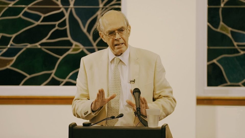 Natureza e a Ressurreição: Oliver O’Donovan e a imaginação moral cristã Oliver O’Donovan durante palestra em 2018.
