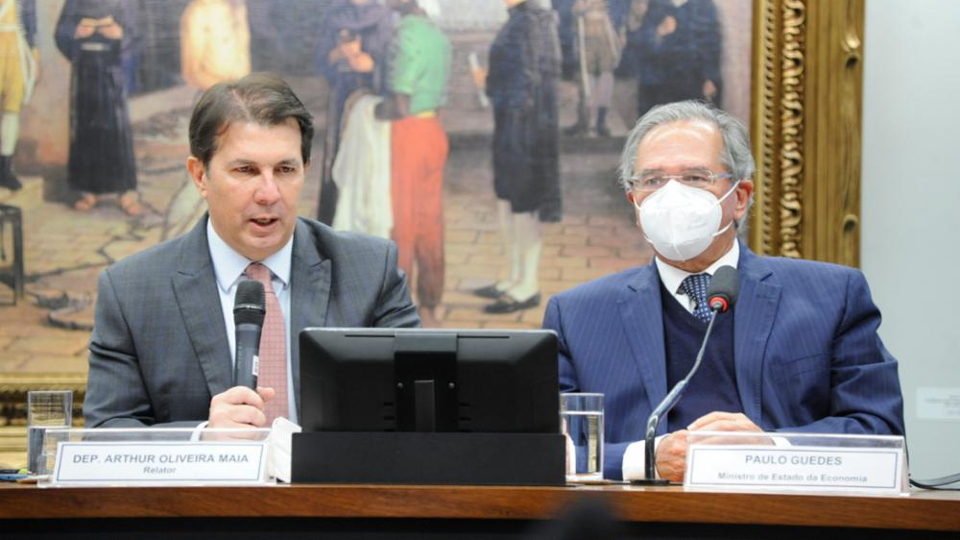 Como era e como ficou a reforma do serviço público que será votada pela Câmara Deputado Arthur Maia (DEM-BA), relator da PEC da reforma administrativa, e o ministro da Economia, Paulo Guedes.