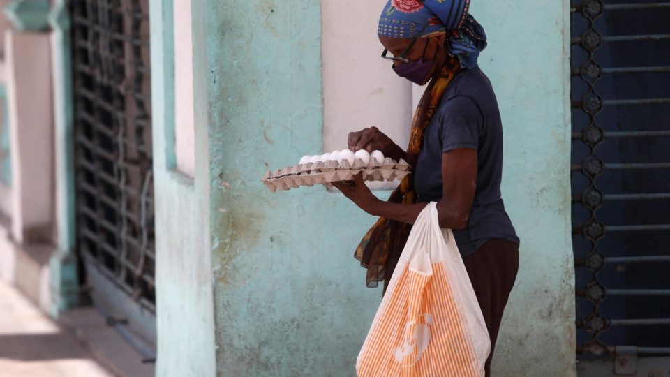 Por que as reformas econômicas de Cuba não deram certo Mulher conta ovos após fazer uma compra em 26 de agosto de 2021, em uma rua de Havana (Cuba).