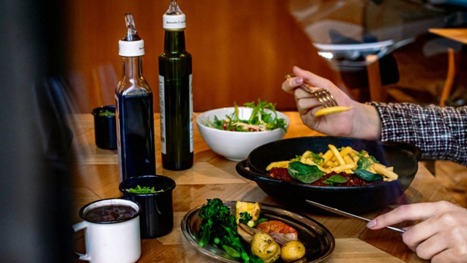 Restaurantes reajustam preços dos cardápios e clientes cortam gastos Inflação restaurantes