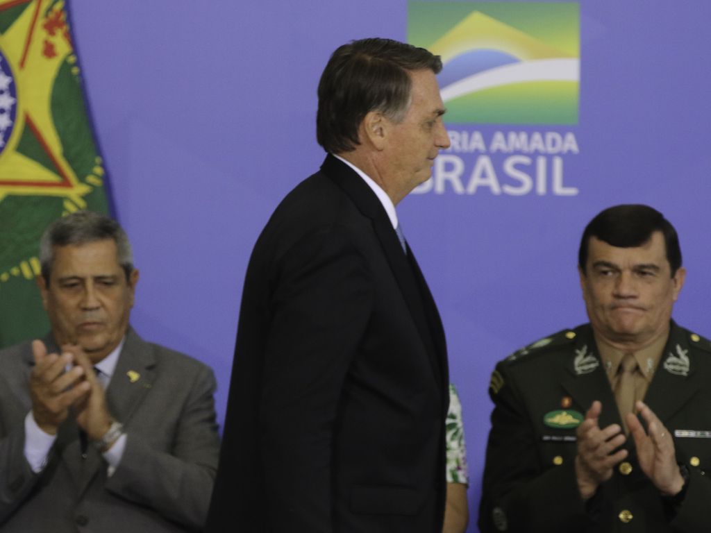 O presidente Jair Bolsonaro, participa de cerimônia de cumprimentos aos oficiais-generais promovidos. Ao fundo, o ministro da Defesa, Braga Neto e o comandante do Exército, Paulo Sérgio Nogueira