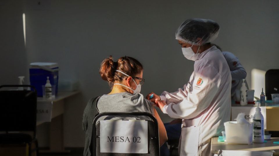 Curitiba abre vacinação para adolescentes com deficiência e comorbidades O ministério da Saúde afirma que os benefícios da vacinação em adolescentes sem comorbidades ainda não estão claramente definidos.