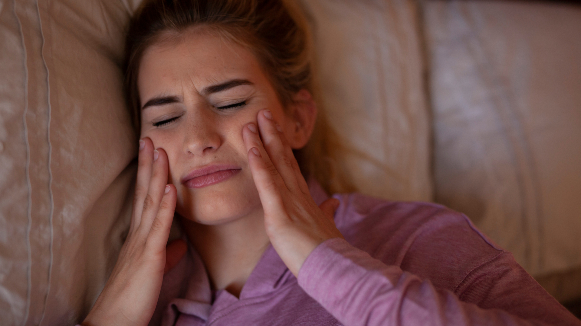 O bruxismo é o ato involuntário de apertar ou ranger os dentes, o que gera várias dores e problemas de saúde bucal