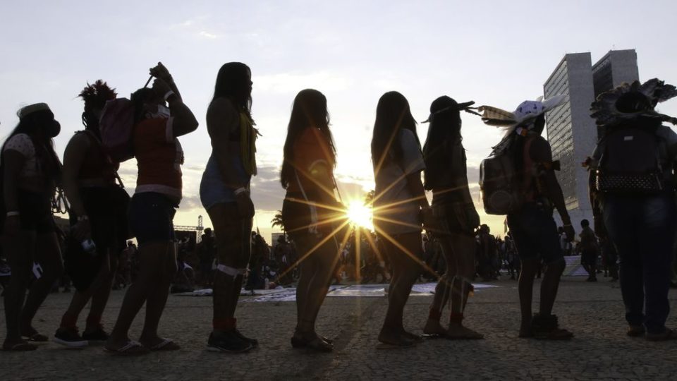 Verdadeiros interessados no marco temporal dos índios não usam cocar manifestação indígena