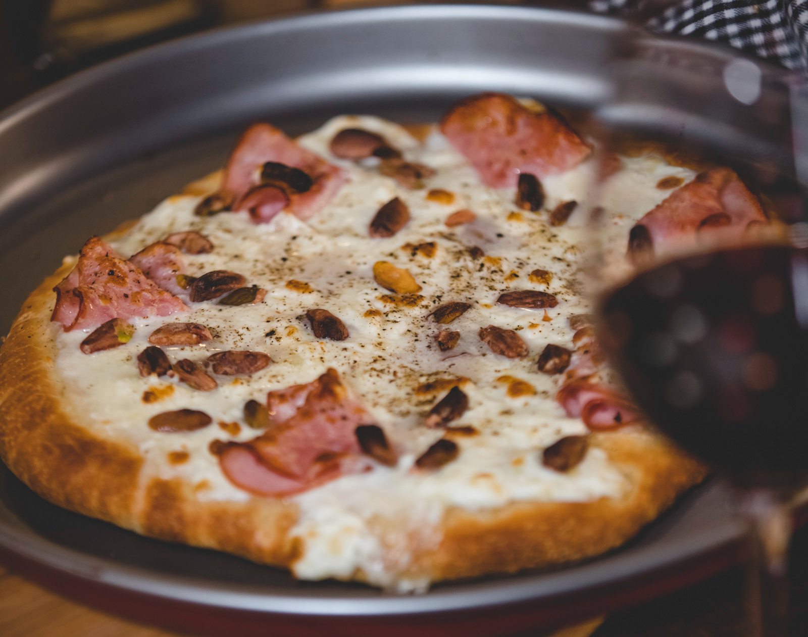 Pizza de Lombo Canadense, Pistache e Burrata de Búfala.