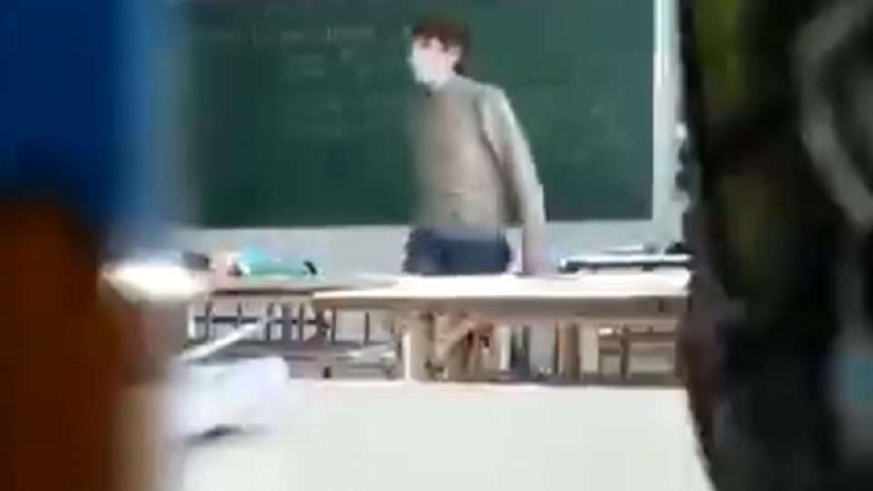 Alunos fazem atos contra professora que defendeu era Kirchner e peronismo em sala de aula Imagem do vídeo em que uma professora da Argentina aparece discutindo política aos gritos com os alunos. Ela foi elogiada pelo presidente Alberto Fernández.