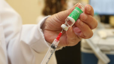 Mãe que perdeu filho após vacinação contra Covid-19 aciona Ministério Público Vacina Oxford/AstraZeneca