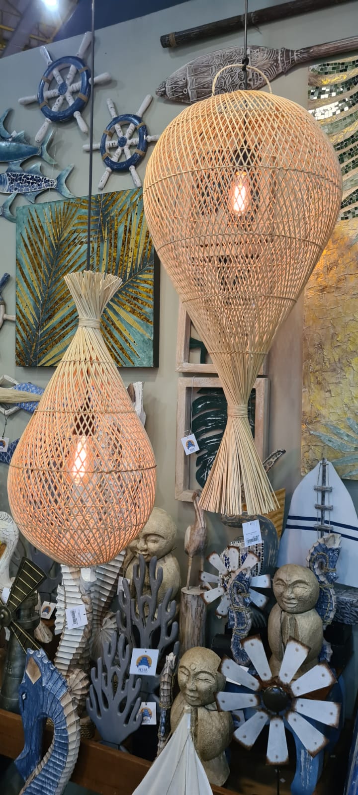 Luminárias que lembram armadilhas de pesca tradicionais feitas de palha pela Empresa Ásia Conection. Luminárias que lembram armadilhas de pesca tradicionais feitas de palha pela Empresa Ásia Conection.