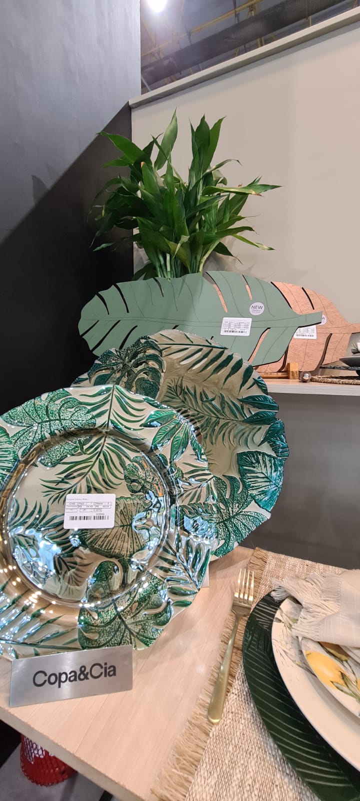 Decoração de mesa da Copa & Cia inspirada em folhagens de diversos tipos e tamanhos. Decoração de mesa da Copa & Cia inspirada em folhagens de diversos tipos e tamanhos.
