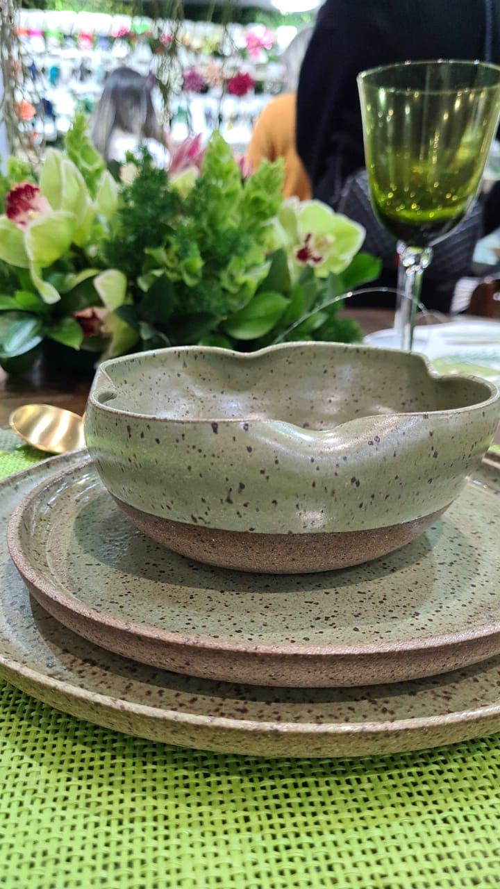 Muitos utensílios e cerâmicas em verde. Aqui peças da Auguri Casa. Muitos utensílios e cerâmicas em verde. Aqui peças da Auguri Casa.