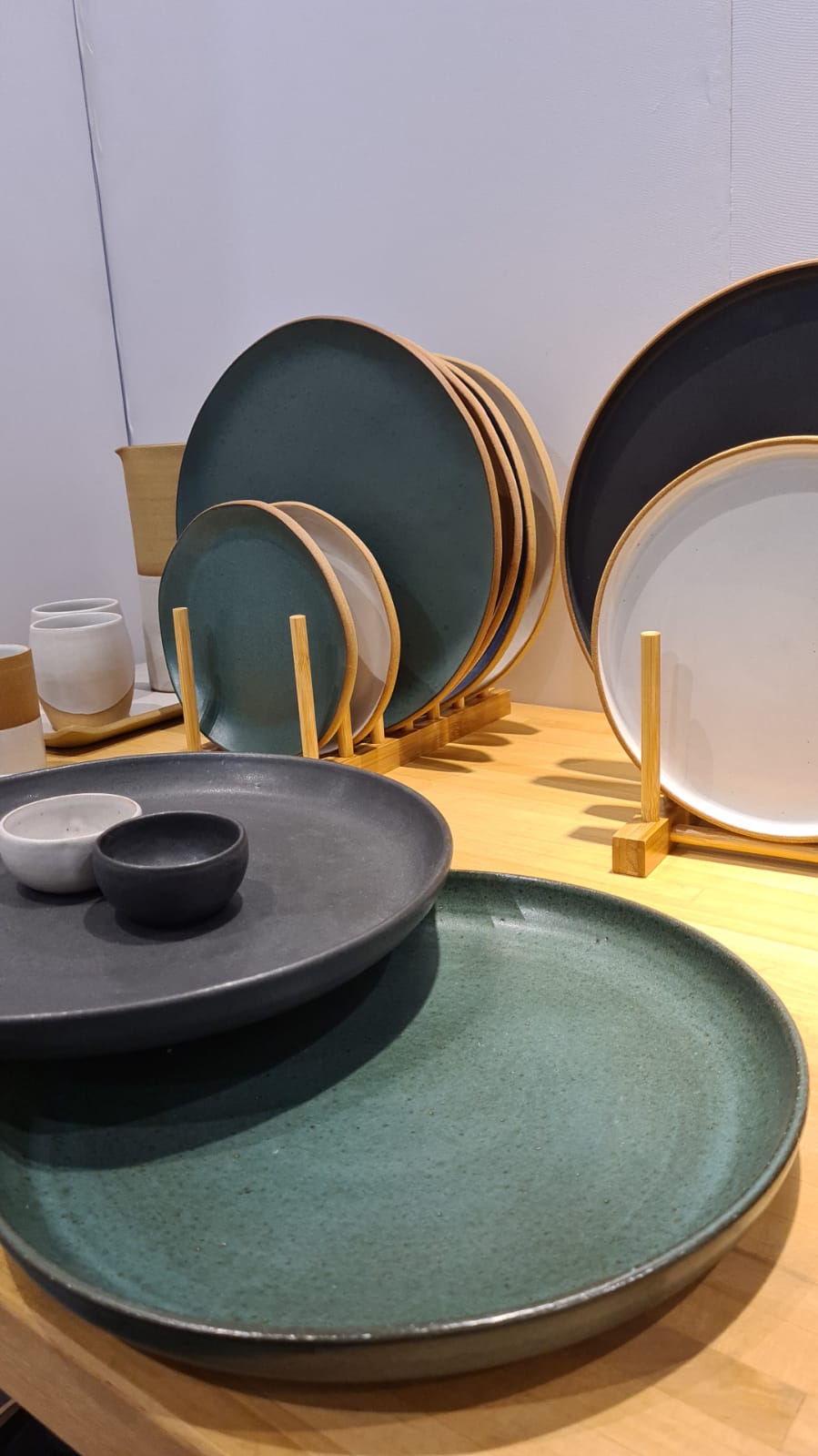 Peças da Lullie Ateliê feitas a mão, que também irão a Milão ainda este ano representar o Brasil na próxima Semana de Design. Peças da Lullie Ateliê feitas a mão, que também irão a Milão ainda este ano representar o Brasil na próxima Semana de Design.