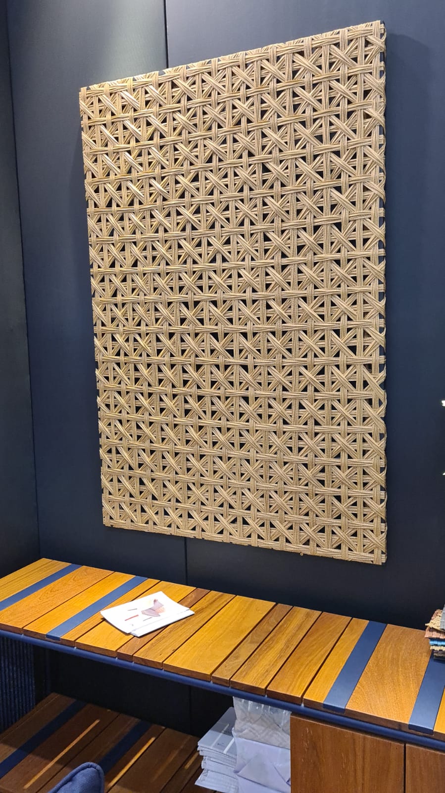 Painel entrelaçado de fibra natural da Arte Objetos. Painel entrelaçado de fibra natural da Arte Objetos.