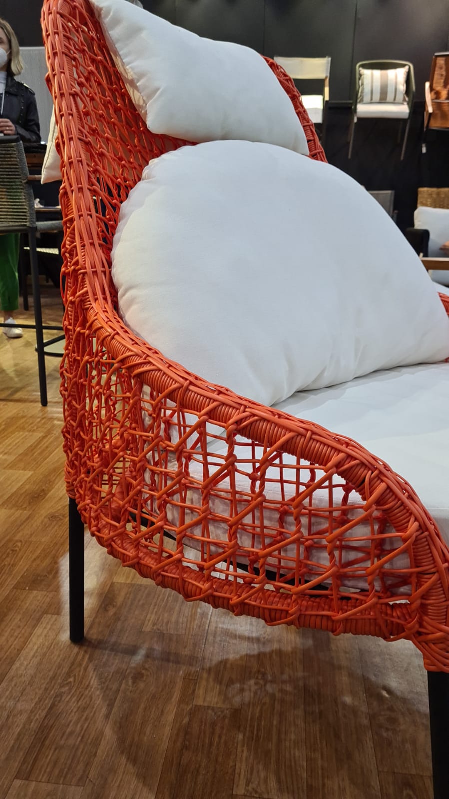 Mobiliário laranja com uma pegada entre o coral e o terracota, na Arte Objetos. Mobiliário laranja com uma pegada entre o coral e o terracota, na Arte Objetos.