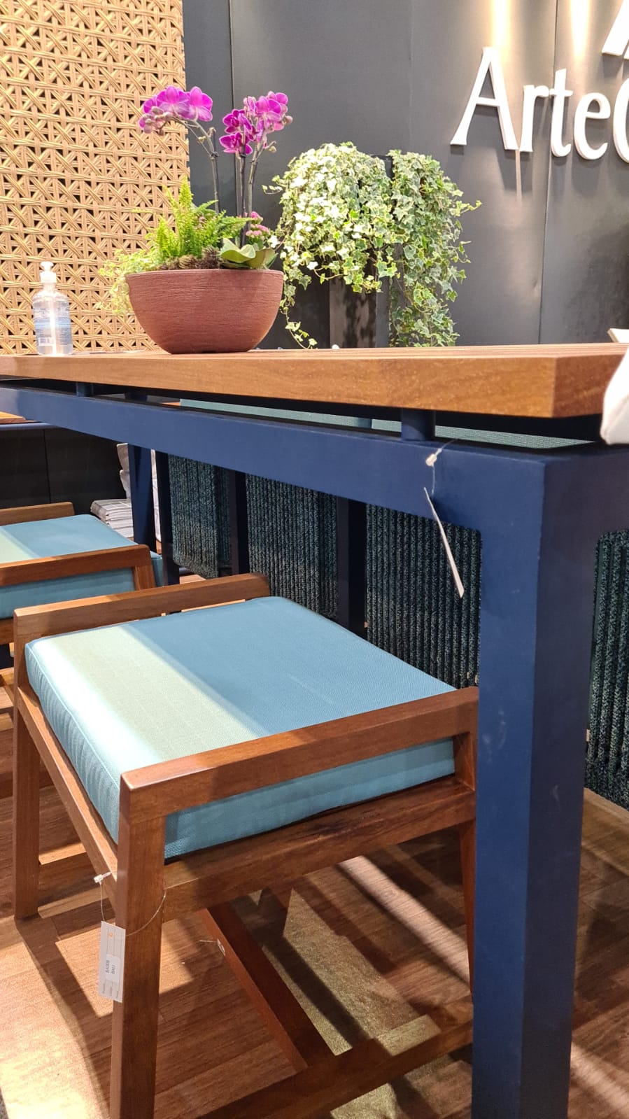 Móveis com acabamento em azul da Arte Objetos. Móveis com acabamento em azul da Arte Objetos.