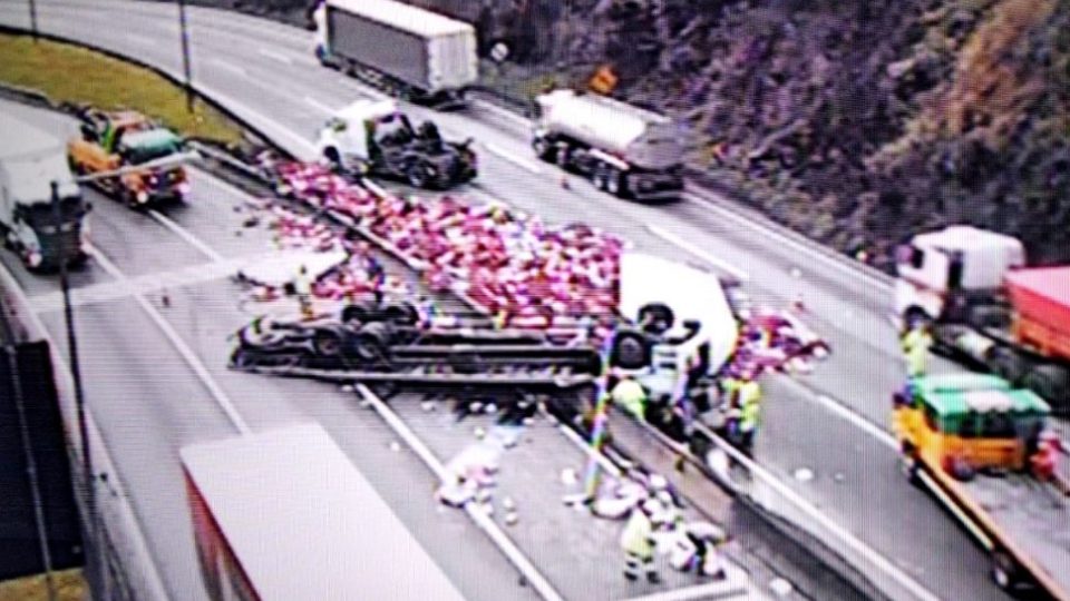 Motorista do caminhão morreu no local do acidente