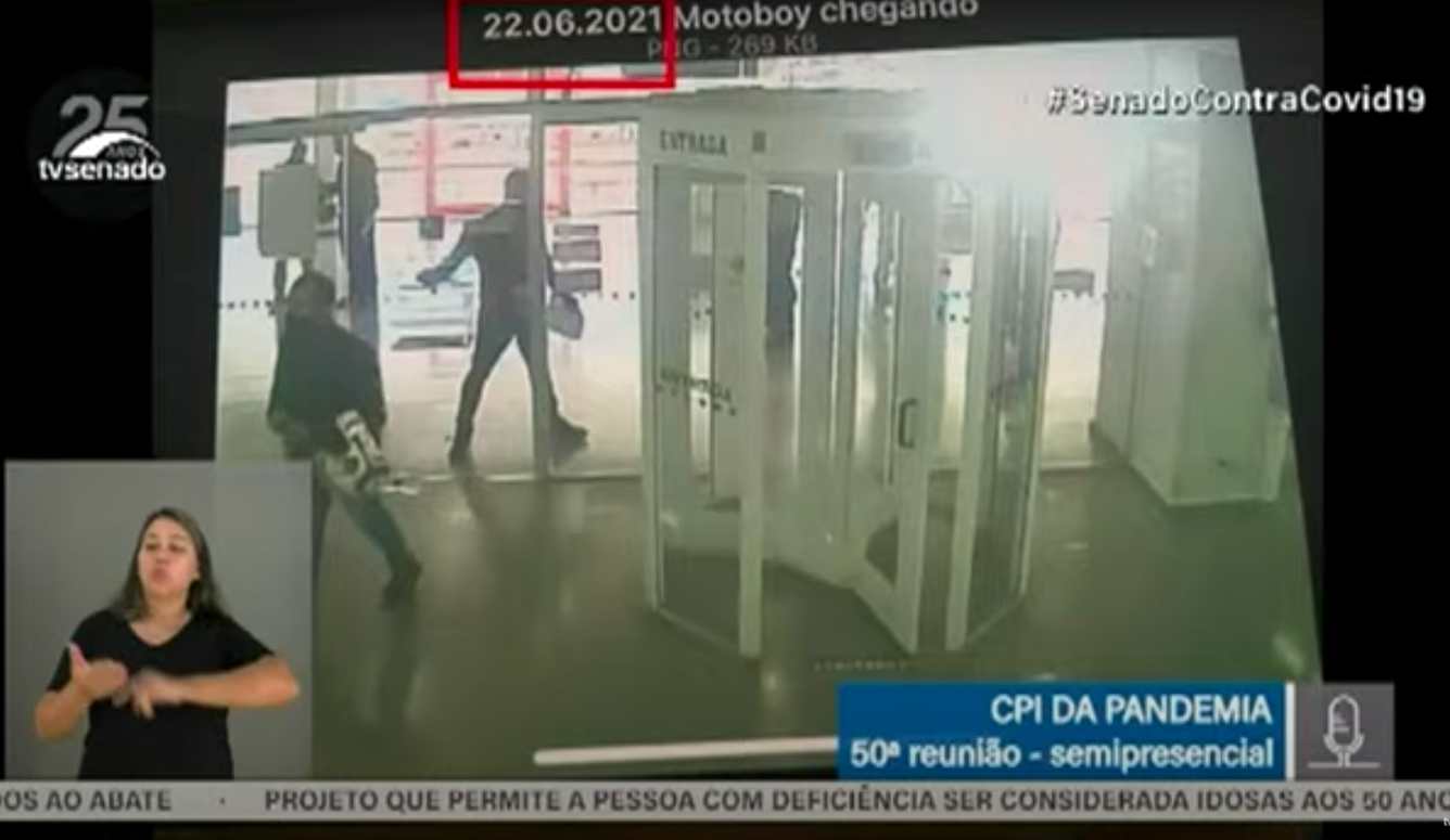 Imagens de circuito interno mostram motoboy em agência bancária