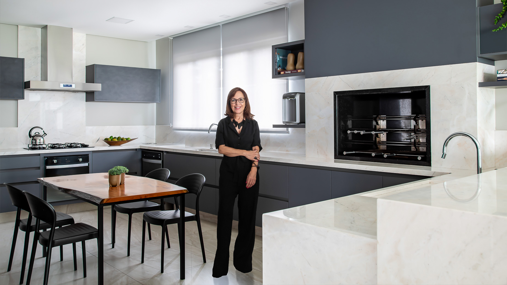 Cozinha integrada desenhada por Maristella Fischer tem mobiliário SCA.