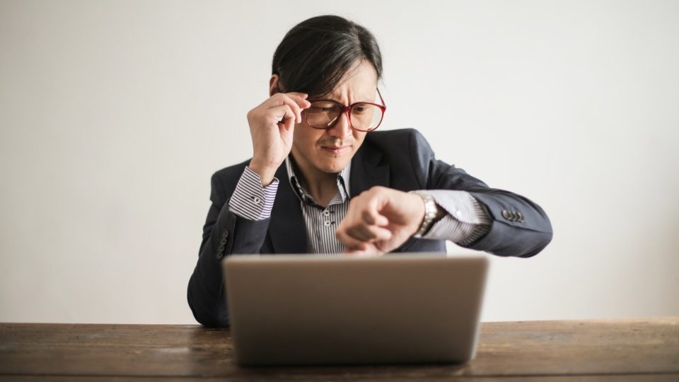 Espere menos dos outros e mais de você Você espera por algo ou por alguém?