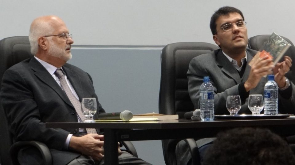 Setembro tem dois bons eventos on-line de ciência e fé O historiador da ciência Ronald Numbers (à esquerda) e Alexander Moreira-Almeida, do Nupes, durante evento em 2012.