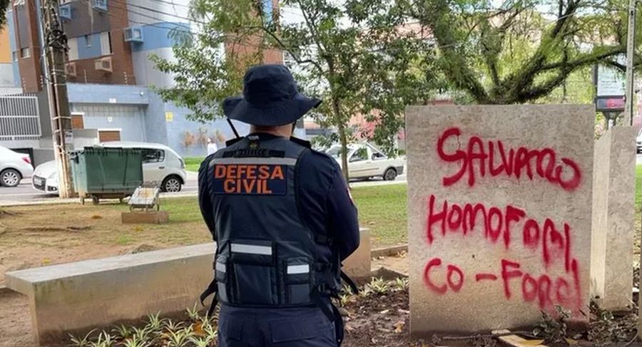 Igrejas, escola e bustos em praça foram pichados em Criciúma