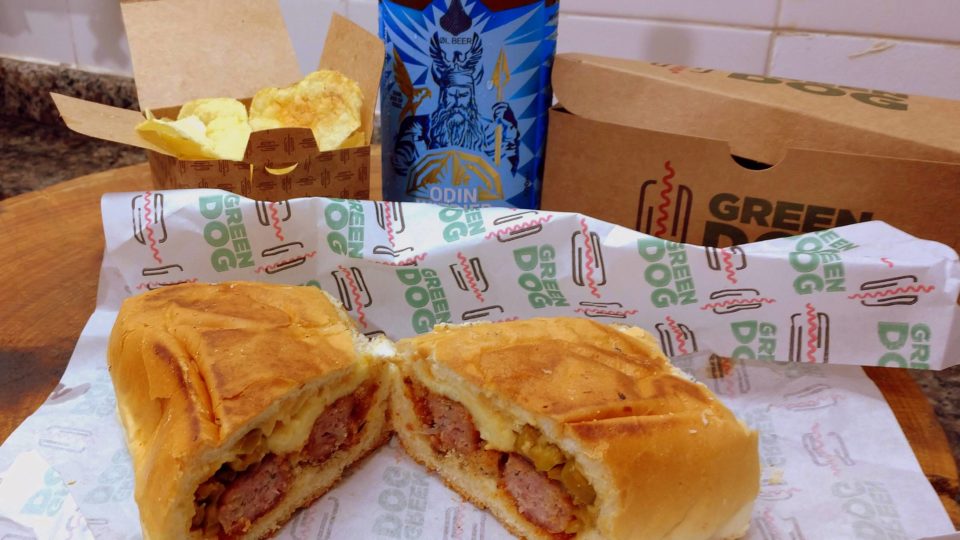 Green Dog lança um incrível sanduíche, priorizando produtos paranaenses Narapa, o sanduíche que está sendo lançado pelo Green Dog, que leva produtos paranaenses no recheio. E combina com uma cerveja wit,.