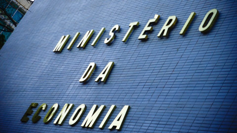 Governo nomeia substitutos na equipe econômica de Guedes Parte da equipe econômica de Guedes pediu demissão após o anúncio de um acordo da ala política do governo com o Congresso Nacional para mexer no teto de gastos.